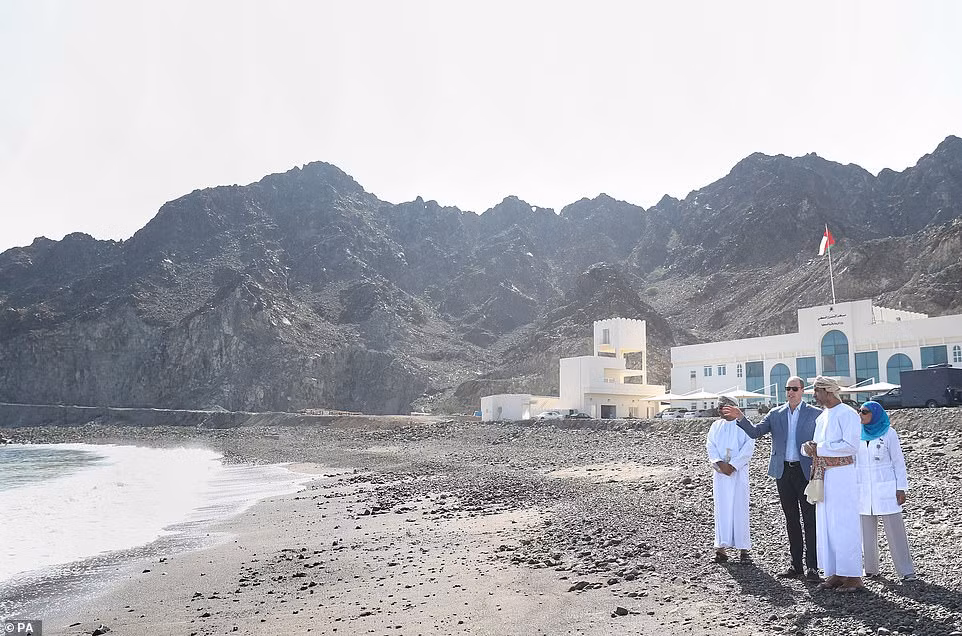 Công tước xứ Cambridge còn rất ngạc nhiên khi biết được các ngư dân Oman từng bắt được con cá nặng tới 20 kg.