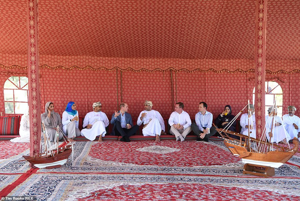 Hoàng tử Anh William vừa thưởng thức cốc nước chanh mát lạnh vừa trò chuyện với các ngư dân địa phương.