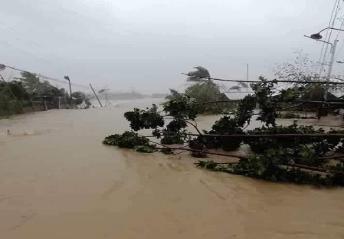 "Trận bão thật đáng sợ. Cửa sổ kính vỡ toang và chúng tôi phải trú ẩn dưới cầu thang", cô Ailyn Metran kể lại. Ảnh: Twitter.