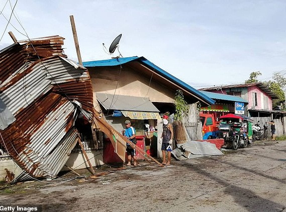 Người dân sửa sang lại ngôi nhà sau khi bão Phanfone đi qua. Ảnh: Getty.