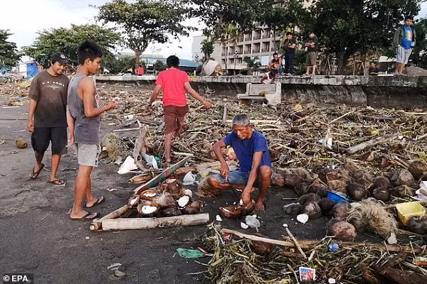 Theo Daily Mail, bão Phanfone đổ bộ vào Philippines đúng dịp lễ Giáng sinh đã làm ảnh hưởng đến cuộc sống của hàng nghìn người ở quốc gia này. Ảnh: EPA.