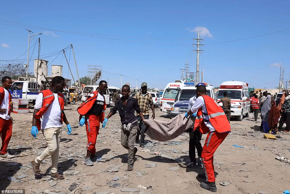 Theo Daily Mail, vụ đánh bom xe kinh hoàng tại Somalia xảy ra tại một trạm kiểm soát an ninh ở thủ đô Mogadishu vào đầu giờ chiều 28/12 (giờ địa phương). (Nguồn ảnh: Daily Mail)