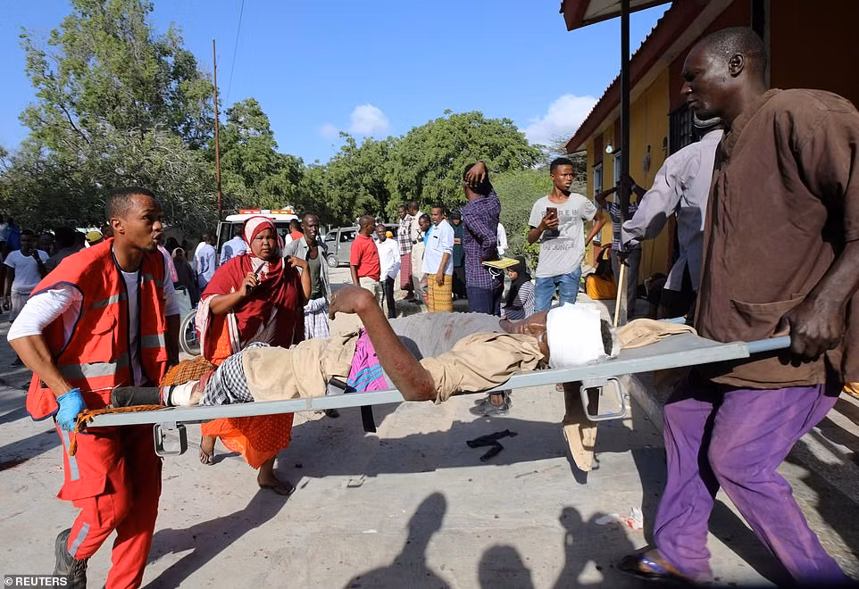 Một người bị thương được đưa đi cấp cứu.