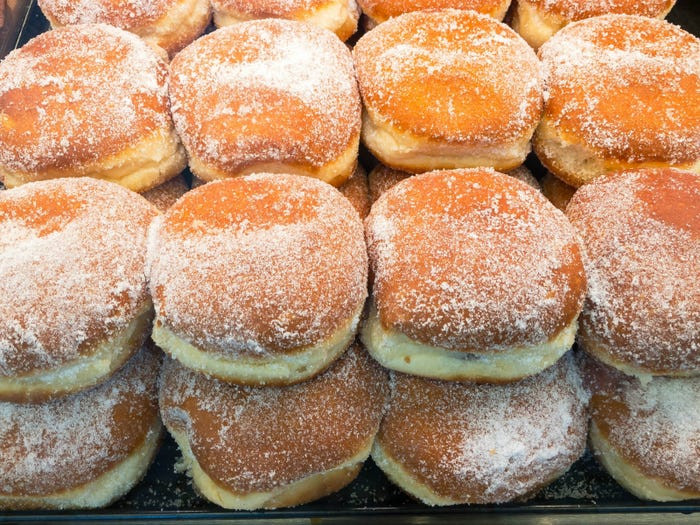 Tại Đức, người ta hay ăn krapfen, một loại bánh ngọt truyền thống của nước này, hoặc bánh Doughnut vào đêm Giao thừa.