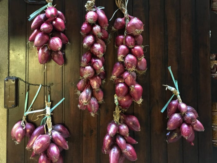 Ở Hy Lạp, người dân sẽ treo củ hành trên cửa trước vào đêm Giao thừa để biểu thị cho sự tái sinh, may mắn.