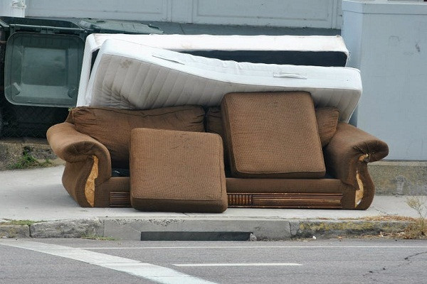 Mọi người thường ném đồ đạc ra ngoài cửa sổ vào đêm Giao thừa ở thành phố Johannesburg, Nam PHi, với hy vọng sẽ có khởi đầu mới tốt đẹp trong năm mới.