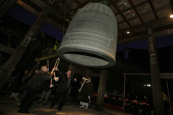 Joya no kane là nghi thức rung chuông truyền thống vào đêm Giao thừa ở Nhật Bản. Tiếng chuông rung vang đúng 108 lần lúc nửa đêm trên khắp đất nước này với hy vọng sẽ mang lại may mắn cho năm mới.