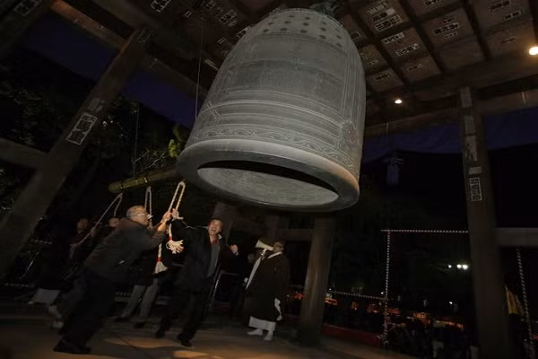 Kinh ngac nhung truyen thong don Giao thua dac biet khap the gioi-Hinh-2