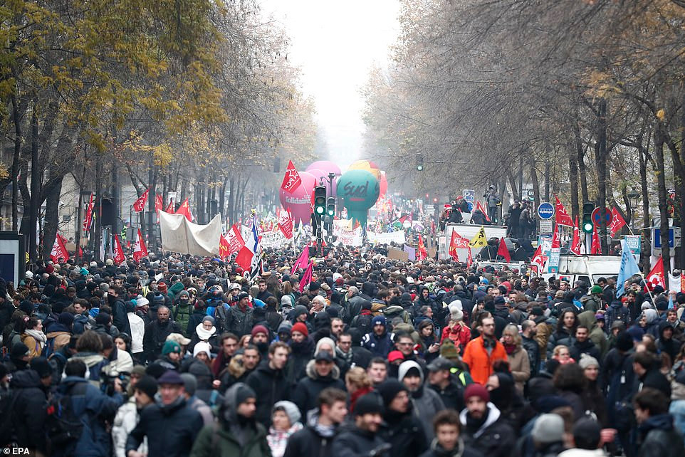 Bien nguoi bieu tinh phan doi Tong thong Macron khien nuoc Phap te liet-Hinh-12