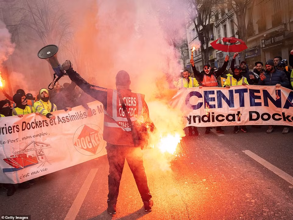 Đông đảo các nhà hoạt động, trong đó có nhiều người "Áo vàng", tham gia cuộc tuần hành quy mô lớn nhằm phản đối kế hoạch về chế độ lương hưu của Tổng thống Pháp Emmanuen Macron. Kế hoạch được cho là sẽ khiến hàng triệu người lao động phải làm việc lâu hơn hoặc nhận ít lương hưu hơn.
