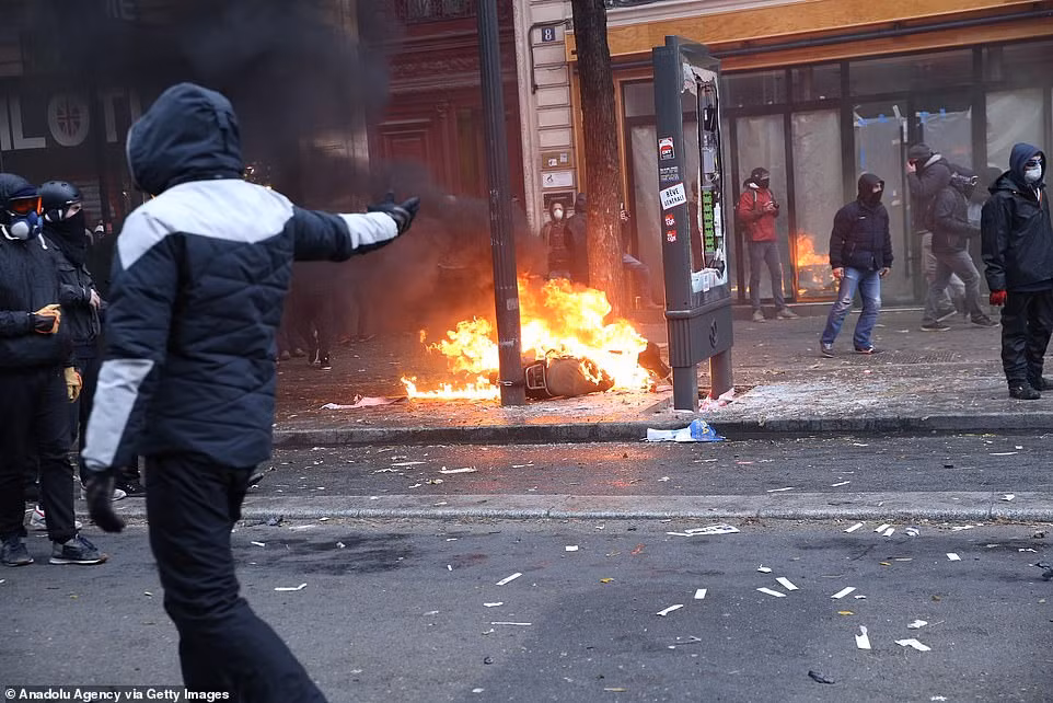 Cuộc đình công quy mô lớn đã khiến nước Pháp rơi vào tình trạng tê liệt. Khoảng 90% chuyến tàu cao tốc TGV đã bị hủy, một số trường học phải tạm thời đóng cửa.