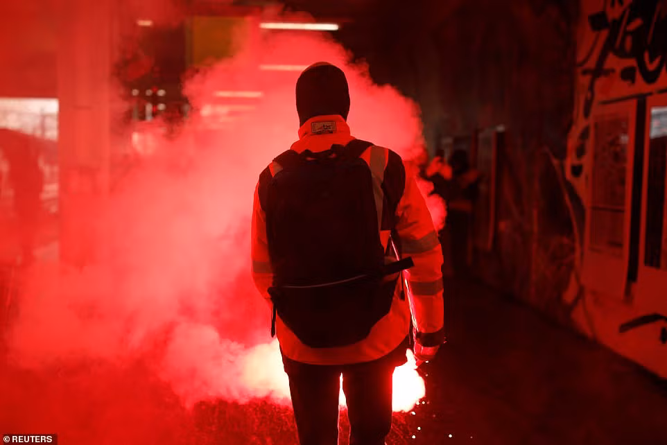 Tại thủ đô Paris, cảnh sát đã phải dựng rào chắn ở Dinh Tổng thống và triển khai 6.000 sĩ quan đối phó với người biểu tình.