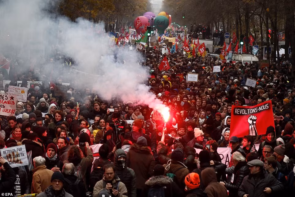 Khoảng 65 người đã bị bắt giữ ở Paris sau khi các thanh niên đội mũ trùm đầu đốt lửa, đốt phá cửa hàng và tấn công sĩ quan cảnh sát. Cảnh sát sau đó phải sử dụng hơi cay và vòi rồng để trấn áp những người biểu tình quá khích.