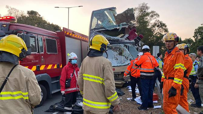 Ngay sau khi vụ tai nạn kinh hoàng xảy ra, cảnh sát và lực lượng cứu hỏa, y tế đã có mặt tại hiện trường để thực hiện công tác cứu hộ.