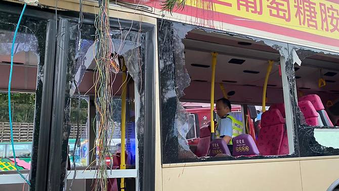 Những bức ảnh được đăng tải cho thấy chiếc xe buýt bị hư hại nặng sau cú va chạm mạnh, cửa sổ vỡ thành nhiều mảnh và những mảnh vỡ vương vãi tại hiện trường.