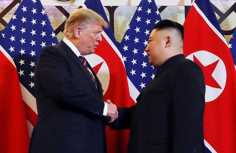 Hội nghị thượng đỉnh Mỹ-Triều lần 2 giữa Tổng thống Donald Trump và nhà lãnh đạo Kim Jong-un hồi tháng 2 là một trong số những sự kiện chính trị nổi bật nhất trong năm 2019. Hội nghị bắt đầu bằng cái bắt tay lịch sử giữa Tổng thống Trump và Chủ tịch Kim Jong-un tại khách sạn Metropole, Hà Nội (Việt Nam), vào lúc 18h30 tối 27/2. Ảnh: Reuters.