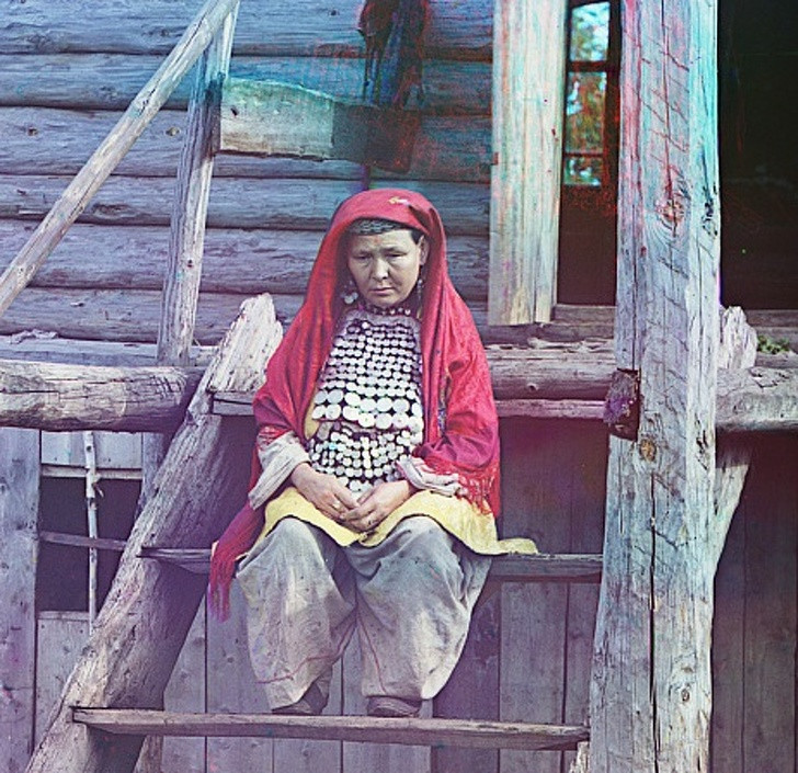 Một phụ nữ Bashkir ngồi trước nhà.