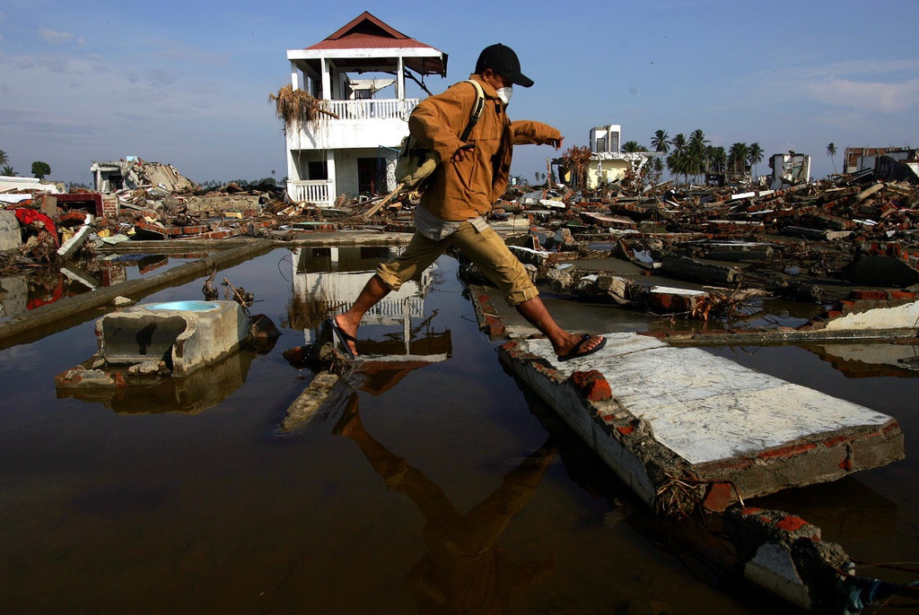 Aceh, tỉnh tự trị nằm về phía bắc đảo Sumatra của Indonesia, là nơi chịu thiệt hại nặng nề nhất, với tổng cộng 128.858 người thiệt mạng, theo thống kê của chính phủ và các tổ chức cứu tế.