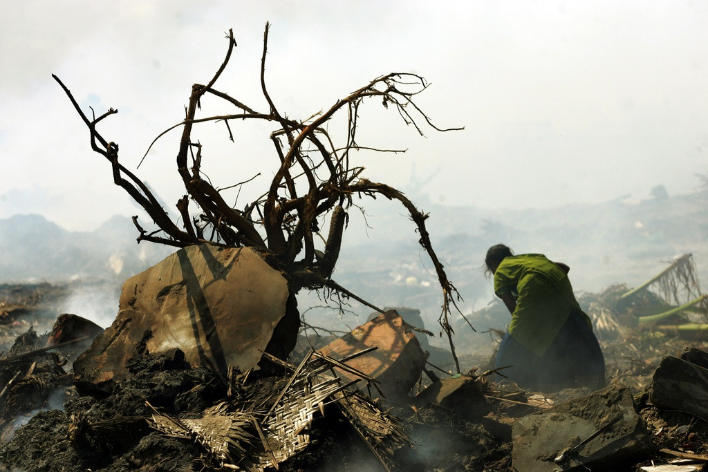 Tại Ấn Độ, gần 42.000 người, hay khoảng 10.000 gia đình, mất nhà cửa sau khi sóng thần tấn công các đảo ngoài khơi bờ biển phía đông.