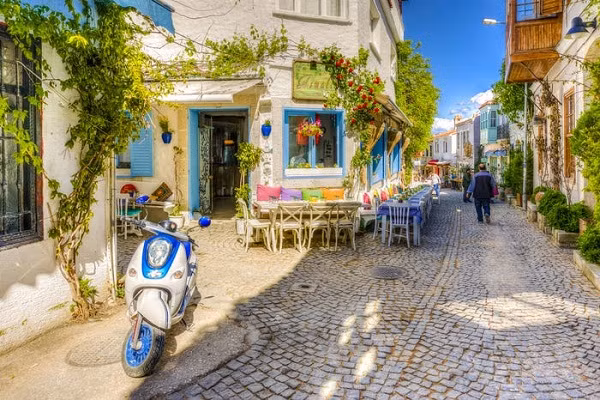 Thị trấn Alaçati của Thổ Nhĩ Kỳ gây ấn tượng bởi những tòa nhà màu trắng. Các phòng trưng bày nghệ thuật và cửa hàng nằm rải rác dọc theo những con đường nhỏ.