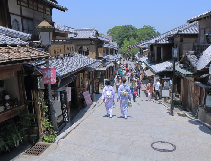 Higashiyama (ảnh) là một trong những khu lịch sử được bảo tồn tốt nhất của Kyoto (Nhật Bản), có lối đi riêng cho người đi bộ.