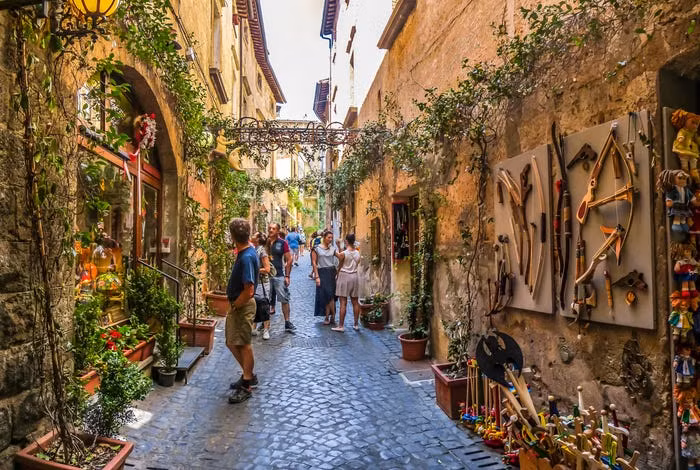 Umbria thường được biết đến là "trái tim xanh" của nước Italy, thu hút du khách bởi các thị trấn thời trung cổ, khu rừng rậm và rượu ngon.