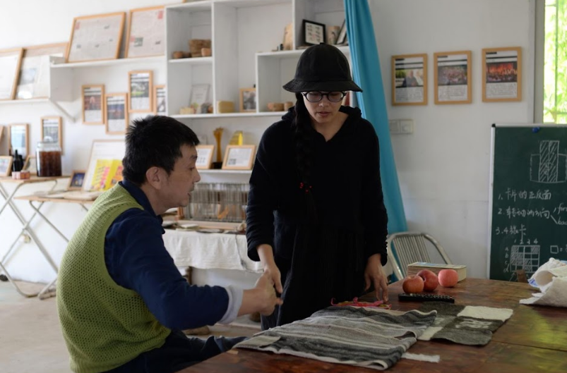 Xing Zhen và cha thảo luận về chiếc áo khoác len tự tay cô làm.