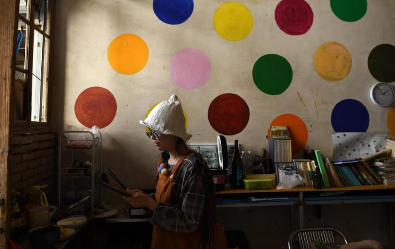 Zhen nấu bữa trưa cho các em học sinh lớp dệt.