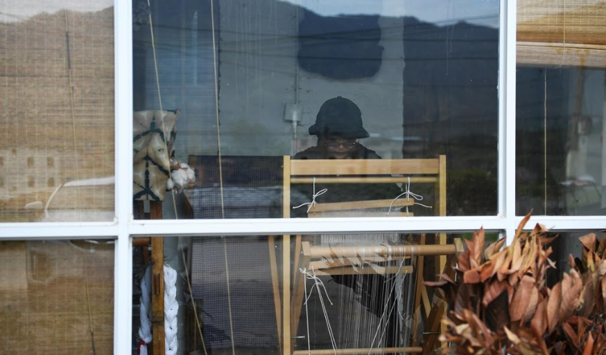 Xing Zhen dệt bằng khung cửi trong phòng.