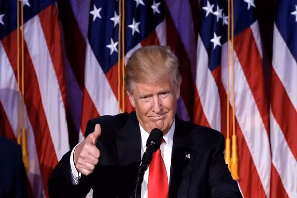 Giua “bao” luan toi, Tong thong Trump binh than don Giang sinh