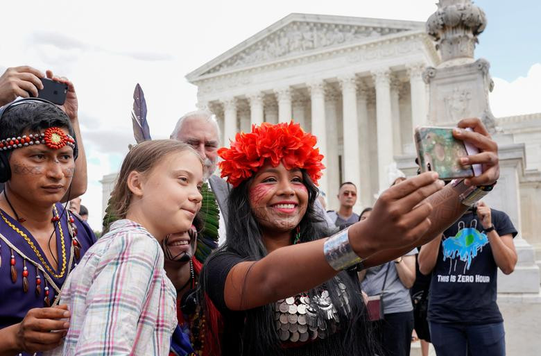 Greta chụp ảnh cùng nhà hoạt động Militza Flaco tại Tòa án Tối cao Mỹ ở thủ đô Washington ngày 18/9/2019.