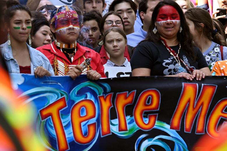 Cô gái 16 tuổi cùng mọi người tham gia cuộc tuần hành chống biến đổi khí hậu tại Montreal, Canada, ngày 27/9/2019. Ảnh: Reuters.