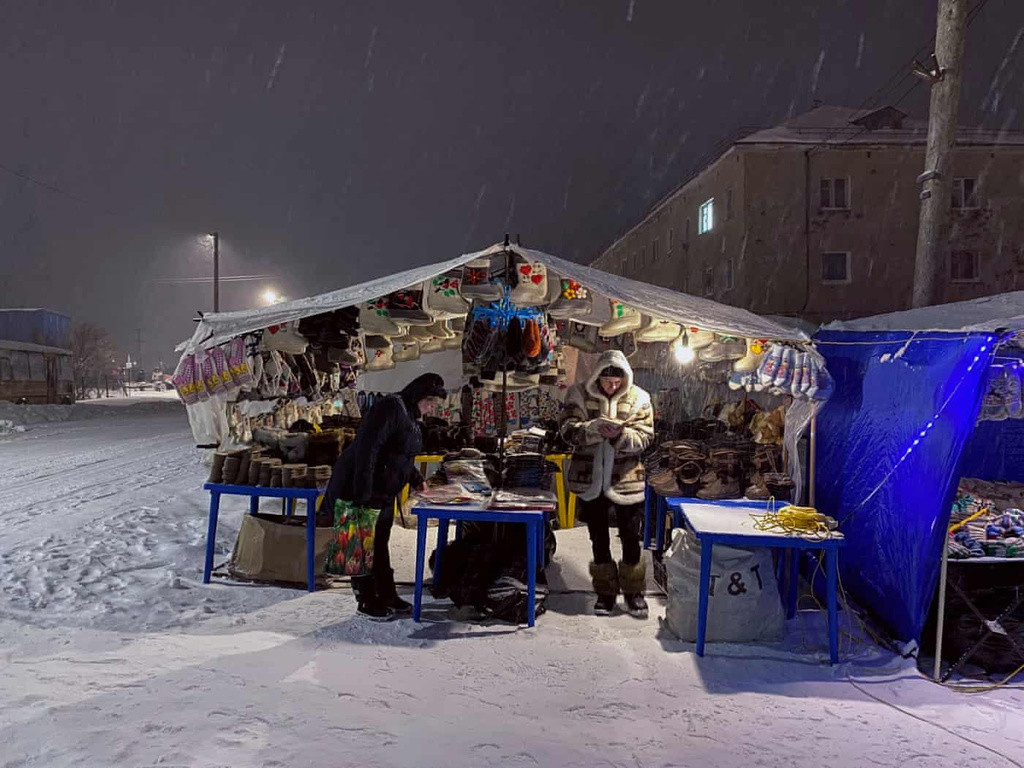 Một tiệm khác sẽ lạnh hơn vì ở ngoài trời thay vì ở trong nhà.