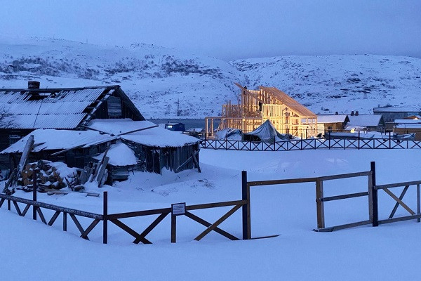 Dù trời tối, nhưng ngày làm việc vẫn diễn ra. Trong ảnh, thợ xây đang xây một khách sạn.