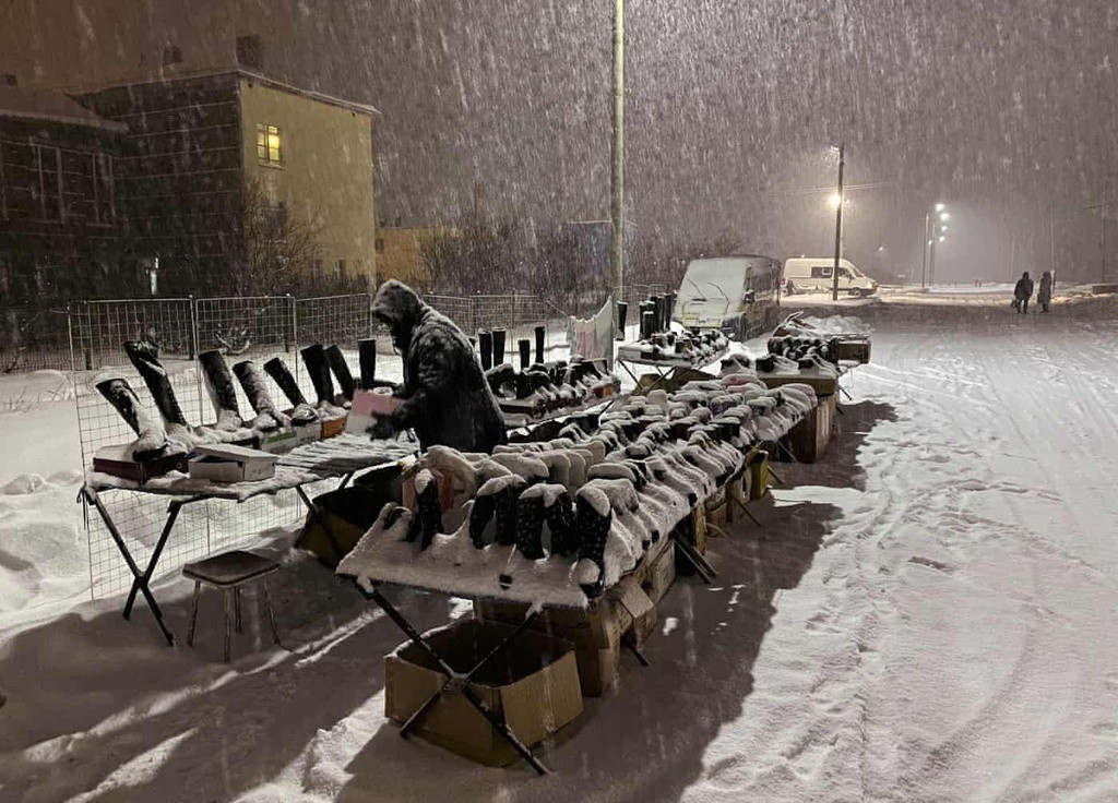 Tiệm bán ủng để giữ ấm chân, nhưng hiện tại các đôi ủng bị tuyết phủ, chắc hẳn đang rất lạnh.