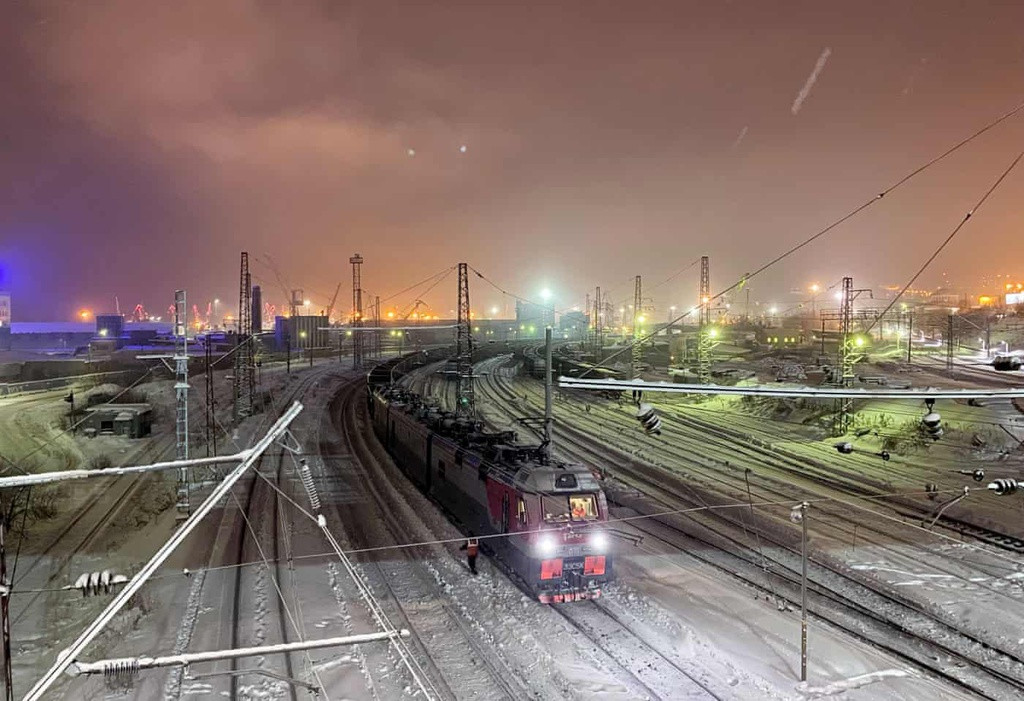 Các chuyến tàu vẫn miệt mài chạy không nghỉ, chủ yếu để vận chuyển than.