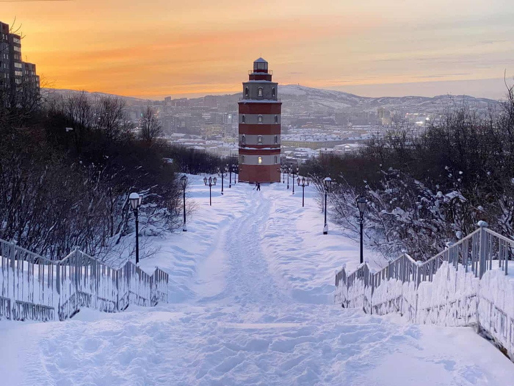 Ánh mặt trời thơ mộng ở đằng xa, phía sau một đài tưởng niệm các thủy thủ thiệt mạng trong thời bình. Bức ảnh được chụp vào buổi trưa.