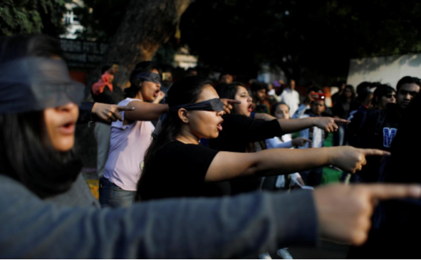 Người biểu tình bịt mắt tham gia cuộc biểu tình thể hiện tinh thần đoàn kết với nạn nhân bị cưỡng bức, đồng thời phản đối bạo lực với phụ nữ ở New Delhi ngày 7/12.