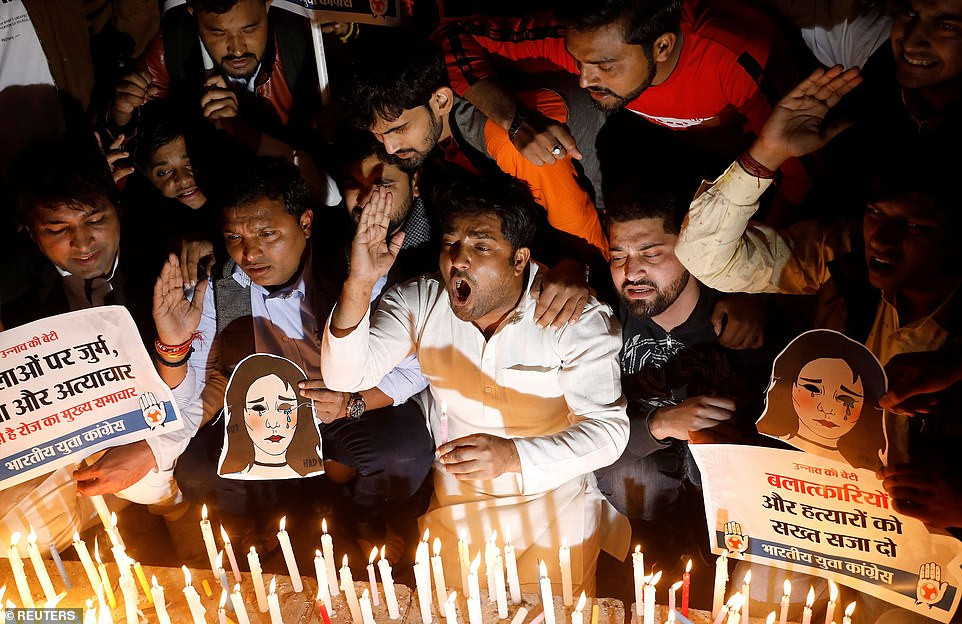 Đông đảo thanh niên ở Ấn Độ tham gia cuộc biểu tình phản đối chính quyền bang Uttar Pradesh, nơi vụ án xảy ra.