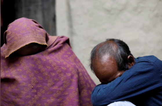 "Tim bệnh nhân ngừng đập hôm 6/12. Cô ấy bị bỏng 95% cơ thể. Khói độc đã lấp đầy phổi của bệnh nhân", bác sĩ Shalabh Kumar, trưởng Khoa bỏng tại Bệnh viện Safdarjung nói với Reuters.