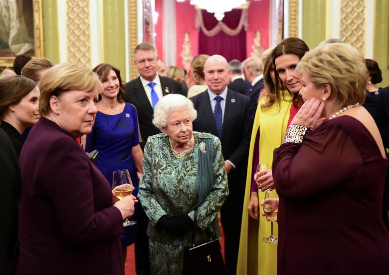 Nữ hoàng Anh Elizabeth II đã tiếp đón và chiêu đãi các nguyên thủ NATO tại Cung điện Buckingham hôm 3/12. Theo lịch trình, trong ngày 4/12, các nguyên thủ NATO sẽ có buổi họp báo chung để thông báo kết quả của cuộc họp thượng đỉnh và ra tuyên bố chung.