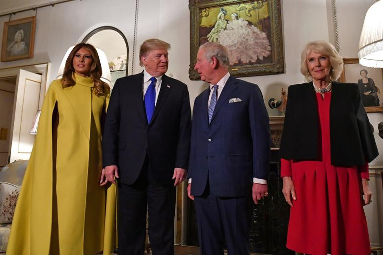 Từ trái sang phải: Đệ nhất phu nhân Melania, Tổng thống Trump, Thái tử Charles và Công nương Camilla chụp ảnh lưu niệm tại Clarence House.