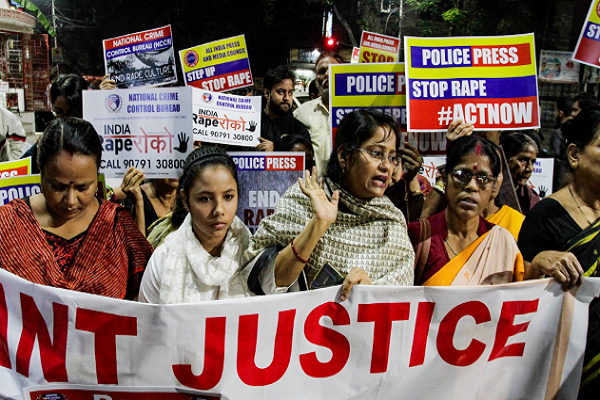 Chan dong vu thieu song nan nhan hiep dam dang tren duong den toa