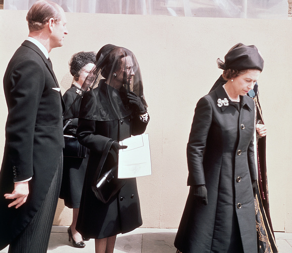 Trong bất cứ chuyến công du nước ngoài nào, các thành viên hoàng tộc luôn phải mang theo một bộ đồ màu đen, phòng khi biến cố trong nước xảy ra. Ảnh: BS.