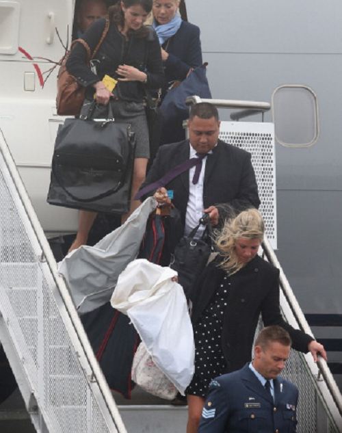 Đội ngũ trợ lý hùng hậu, bao gồm cả thư ký, thợ làm tóc, vệ sĩ, stylist và bảo mẫu,... sẽ tháp tùng các thành viên Hoàng gia Anh trong những chuyến công du. Ảnh: BS.