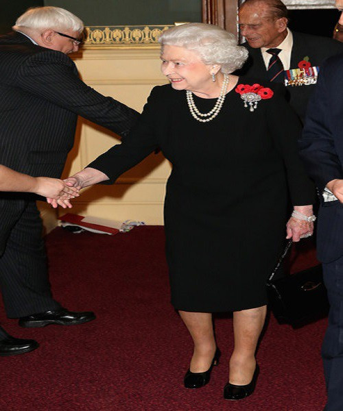 Quy tắc này được đưa ra sau khi cha của Nữ hoàng Elizabeth II qua đời vào năm 1952 khi bà đang ở Châu Phi. Lúc trở về nước, Nữ hoàng đã phải chờ trên máy bay cho tới khi nhân viên mang trang phục màu đen đến. Ảnh: Getty.