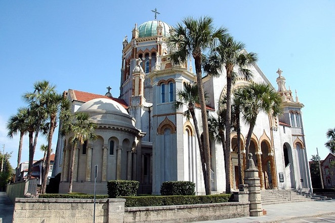 St. Augustine, tọa lạc trên bờ biển phía đông bắc Florida, là một trong những thành phố cổ nhất nước Mỹ. Thành phố này được thành lập năm 1565. Với các bãi biển đẹp, thời tiết ấm áp và lịch sử lâu đời, thành phố này hiện thu hút hàng triệu du khách mỗi năm. Một số điểm du lịch nổi tiếng nhất phải kể đến trường Đại học Flager, pháo đài đá Tây Ban Nha được xây dựng từ thế kỷ 17 và Công viên quốc gia Anastasia,...