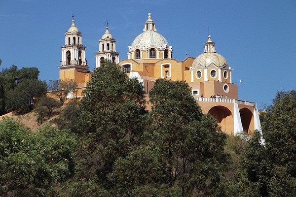 Cholula là một trong những thành phố có người ở liên tục lâu đời nhất của Mexico. Theo các nhà sử học, thành phố này được thành lập trong khoảng thời gian từ năm 800 đến 200 trước Công nguyên. Dân số hiện tại của thành phố này là khoảng 25 nghìn người. Mỗi năm, nơi này thu hút hàng nghìn du khách.