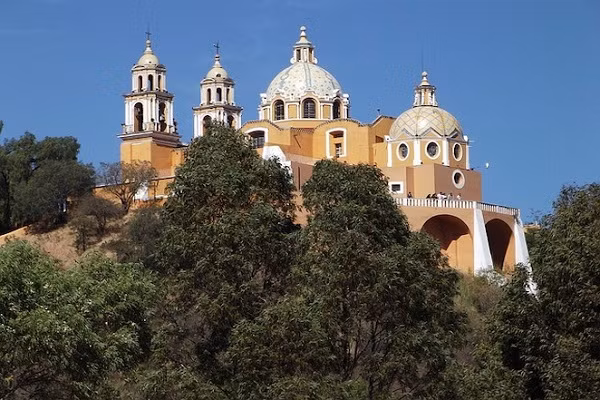 Cholula là một trong những thành phố có người ở liên tục lâu đời nhất của Mexico. Theo các nhà sử học, thành phố này được thành lập trong khoảng thời gian từ năm 800 đến 200 trước Công nguyên. Dân số hiện tại của thành phố này là khoảng 25 nghìn người. Mỗi năm, nơi này thu hút hàng nghìn du khách.
