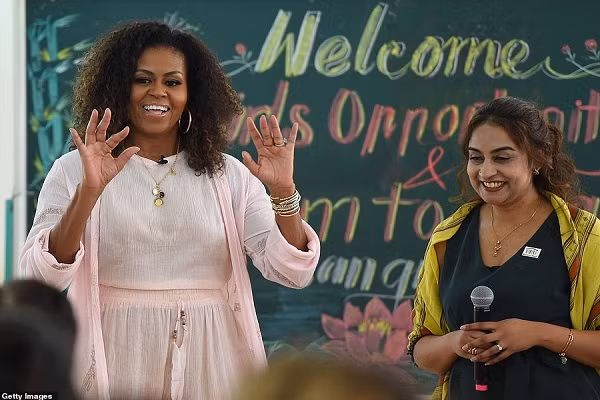 "Tôi mong được giúp sức cho tổ chức giáo dục ở địa phương, nơi hiểu rõ nhất thách thức mà các em đang phải đối mặt là gì. Chúng ta sẽ cùng đưa ra giải pháp khả thi, lâu dài và bền vững nhất", bà Obama nói. Ảnh: Getty.